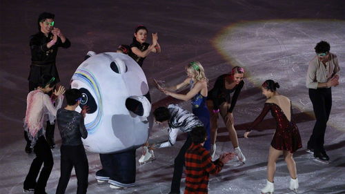 花滑選手與冰墩墩溫馨互動(dòng) 隋文靜撲倒吉祥物，百墩實(shí)業(yè)傳遞友愛精神