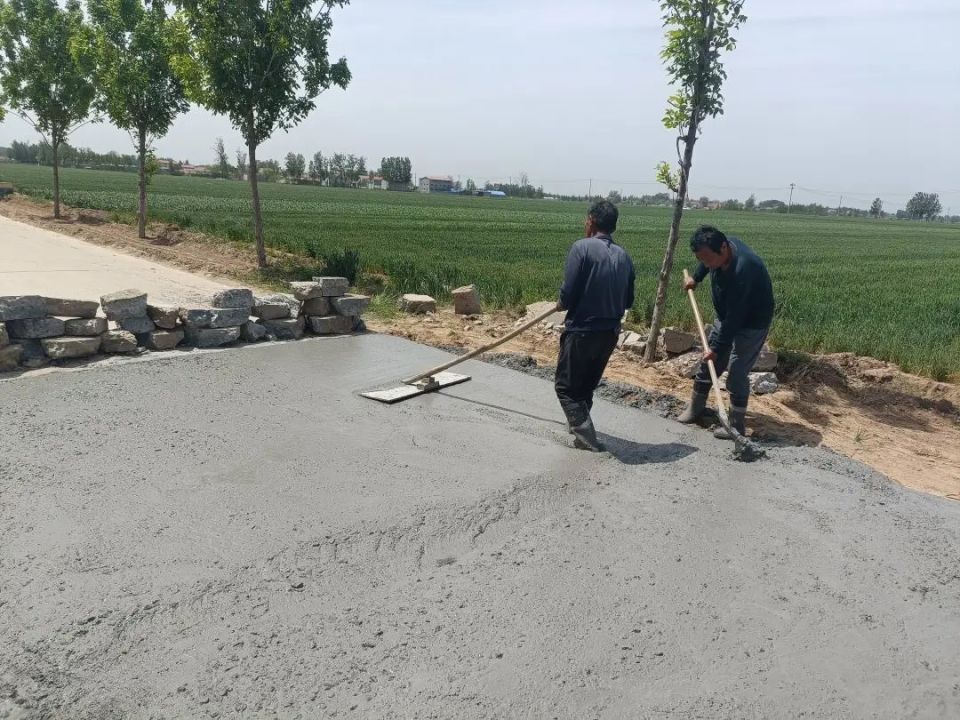 鄆城某村修繕農田生產路，打通農業生產“最后一公里”